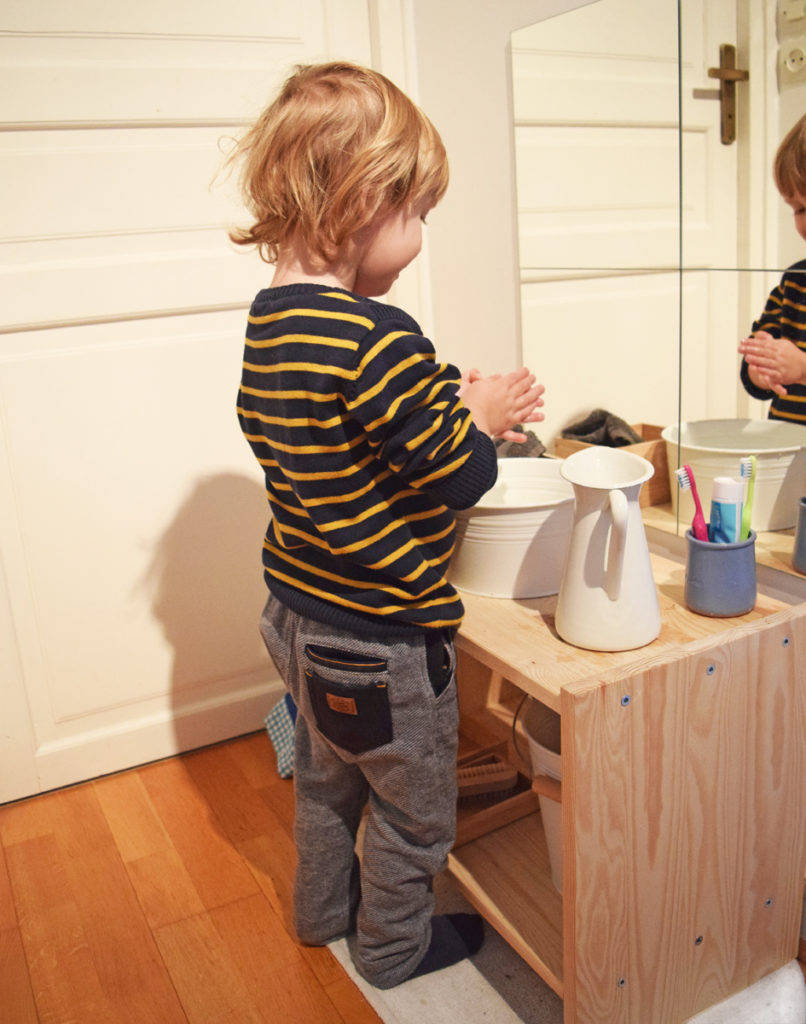 Comment créer un espace salle de bain Montessori pour votre enfant ?