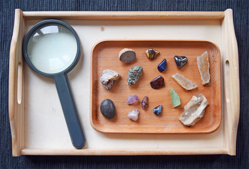 plateau pierres minéraux loupe Montessori