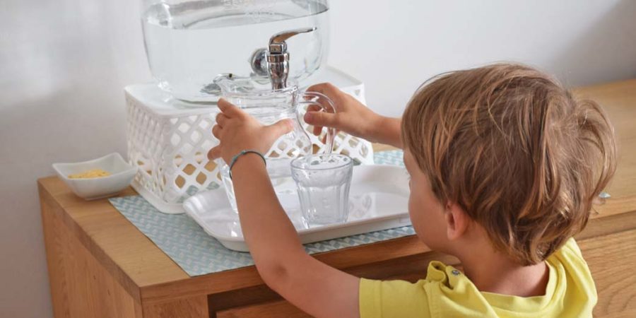 Fabriquez une cuisine pour enfant avec un robinet et de l'eau qui